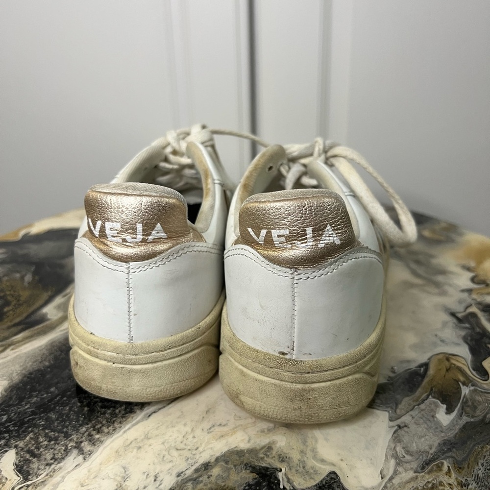 Veja V10 White Rose Gold Sneaker - Picture 2 of 10